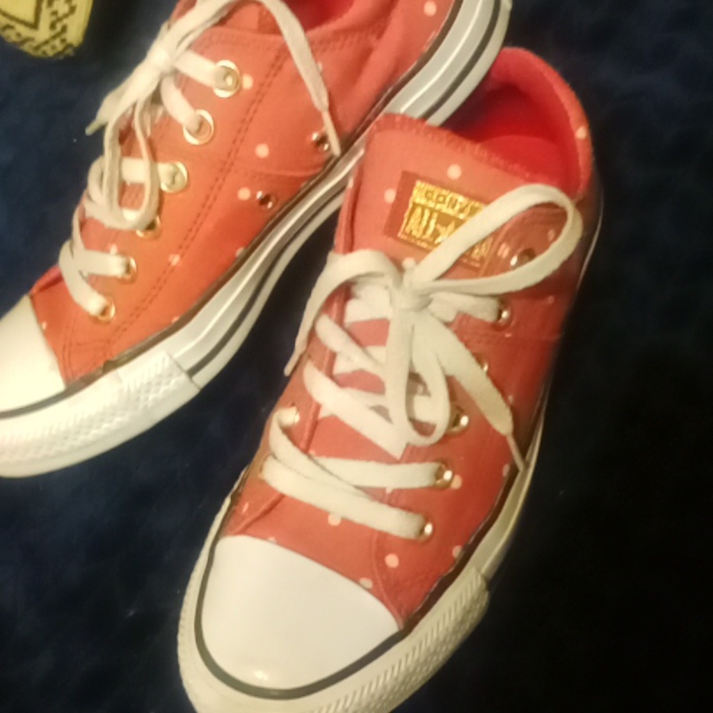 Women's size 7 converse tennis shoes